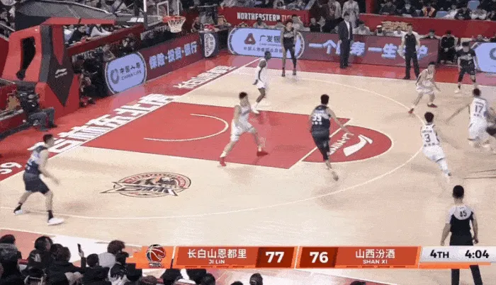 世界杯客户端升级说明-姜伟泽面对4人包夹,强硬突破跳投拿下2分